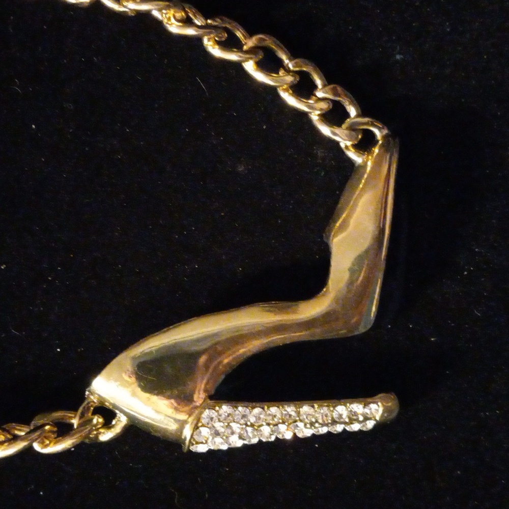 Fancy stilleto necklace